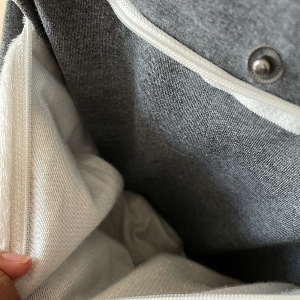 Sweater kangaroo style to carry cat